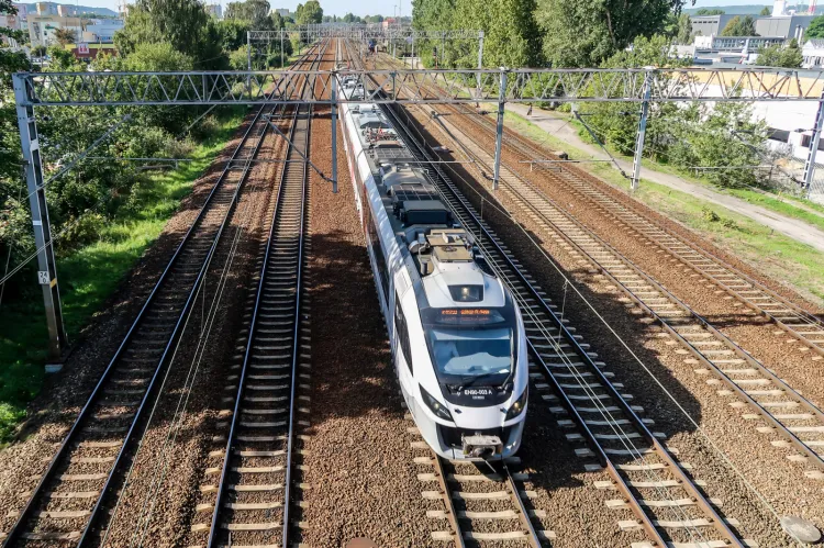 Pociągi po Polsce jeżdżą coraz szybciej, ale żeby przyciągnęły więcej pasażerów, muszą podnieść standard usług i zaoferować nowe, atrakcyjne połączenia - także międzynarodowe.