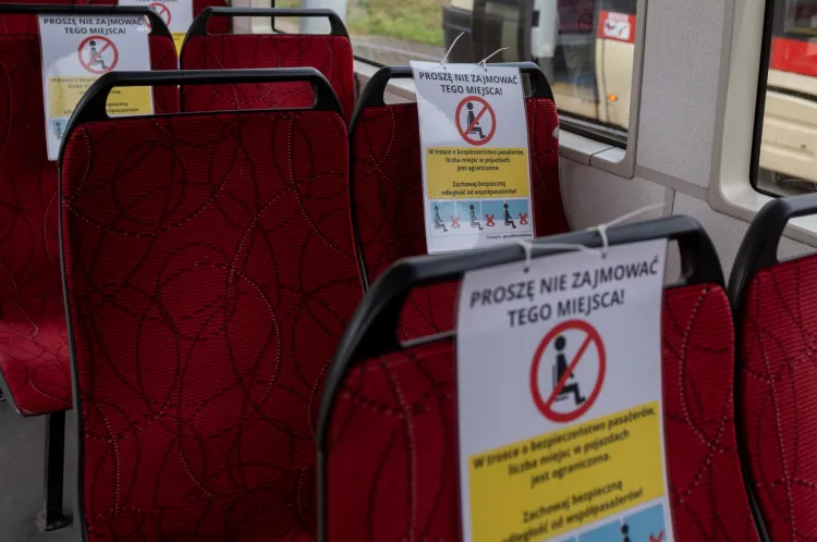 Od 15 maja 2021 r. limit pasażerów zostanie poluzowany. Miejski przewoźnik będzie mógł zapełnić 50 proc. miejsc siedzących i stojących.