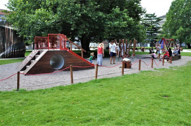 Plac zabaw w parku Świętopełka w Śródmieściu został wykonany z materiałów i kolorystyki, która wtapia się w otoczenie.