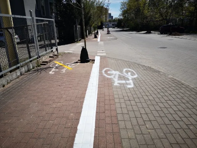 Ścieżka rowerowa zamienia się miejscami z chodnikiem. Część, która do tej pory służyła pieszym, teraz jest przeznaczona dla rowerzystów i odwrotnie.