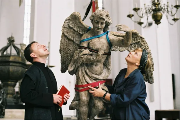 Przy renowacji zabytków w kościele Mariackim pracowała Aleksandra Piątkowska (Krystyna Janda) w filmie "Wróżby kumaka". W roli księdza Bierońskiego wystąpił Zbigniew Zamachowski.