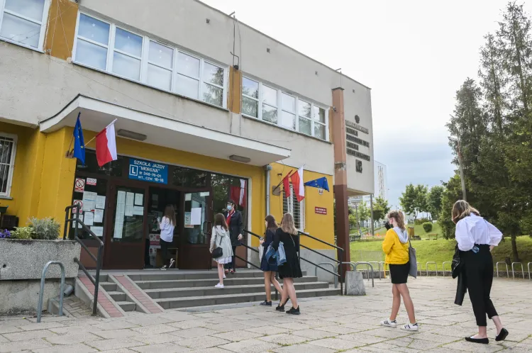 Ósmoklasiści egzaminy napiszą z końcem maja. Późniejszy termin to dla nich więcej czasu na przyswojenie materiału. 