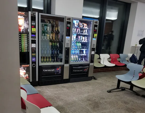 Automaty z jedzeniem sprawdzają się w poczekalniach. Jeden z pasażerów chciał, by stały także w komunikacji miejskiej.
