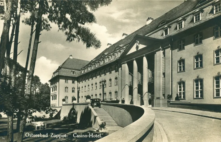 Grand Hotel w Sopocie na zdjęciu z 1936 r. Jak widać na podpisie zdjęcia, nosił on wówczas nazwę Casino-Hotel. To tutaj znajdowało się kasyno, w którym dokonano opisanej w artykule defraudacji.