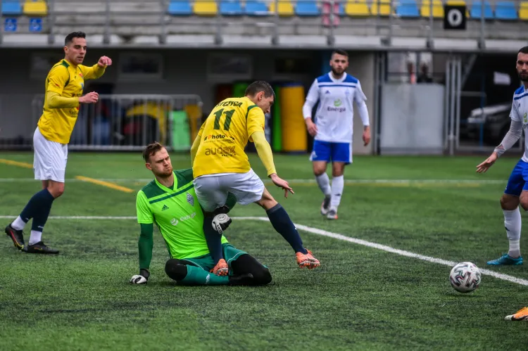W pierwszym meczu z kibicami na trybunach Bałtyk Gdynia zdobył 3 gole, ale i tak przegrał z liderem III ligi. Michał Bartkowiak (zielona koszulka) w spotkaniu z Radunią aż sześć razy musiał wyciągać piłkę z siatki.