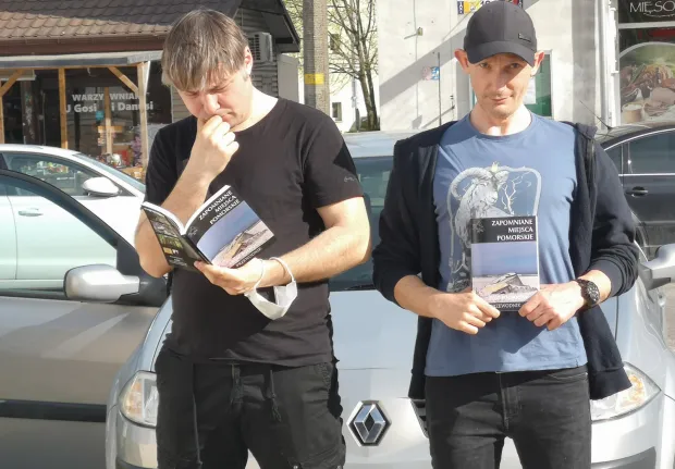 Michał Piotrowski (na zdjęciu z lewej) i Marcin Tymiński napisali wspólnie przewodnik po zapomnianych miejscach na Pomorzu.