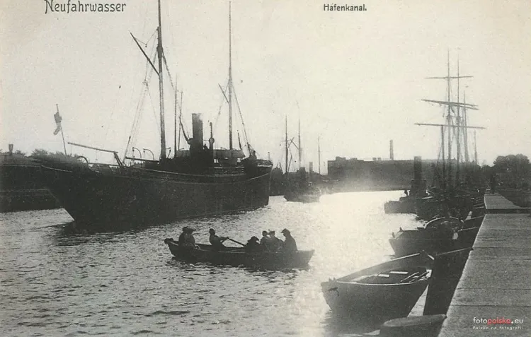 Kanał portowy w Nowym Porcie na widokówce z początku XX stulecia.