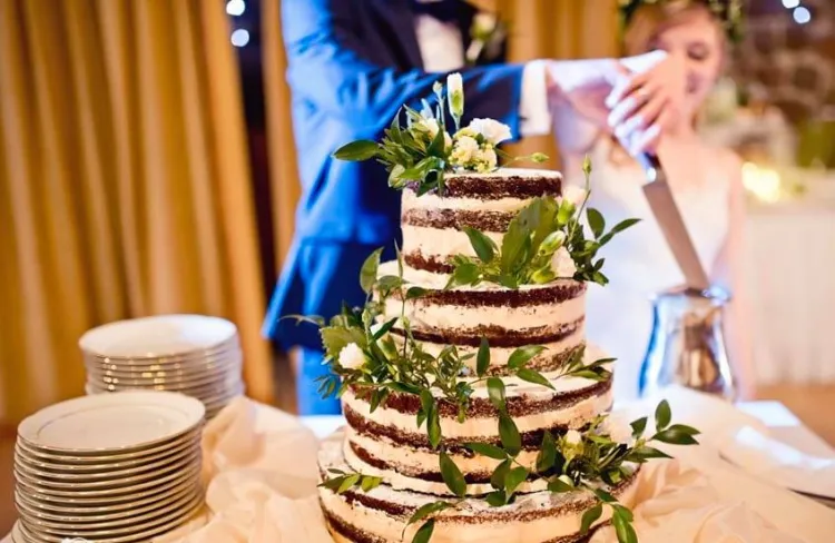 Jaki tort weselny wybrać? Masa cukrowa, naked cake, świeże kwiaty, figurki, a może klasyczny, skromny biały tort?