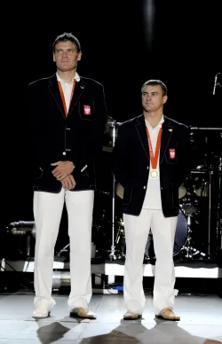 Adam Korol (z lewej) i Leszek Blanik w oficjalnych strojach polskiej reprezentacji na igrzyskach olimpijskich w Pekinie, na których zdobyli złote medale. 