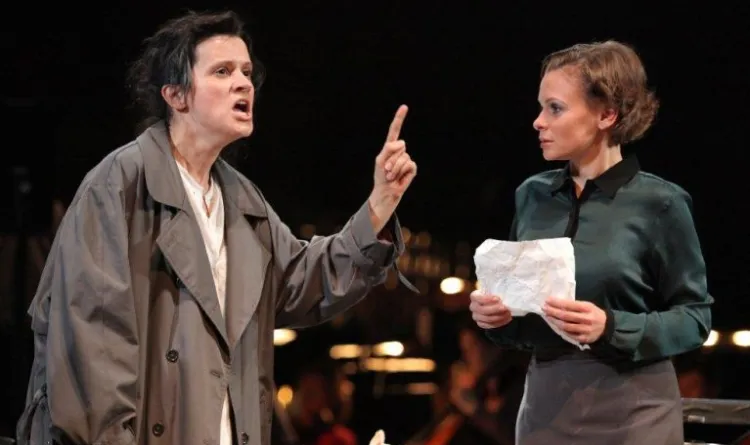 Postać tytułowej Madame Curie w nowej gdańskiej operze kreuje Anna Mikołajczyk (z lewej). Na zdjęciu w rozmowie z Ewą (Anna Michalak).