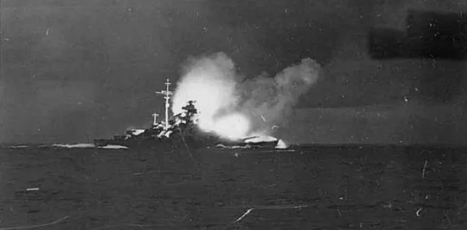 Bismarck strzela w kierunku brytyjskich jednostek.