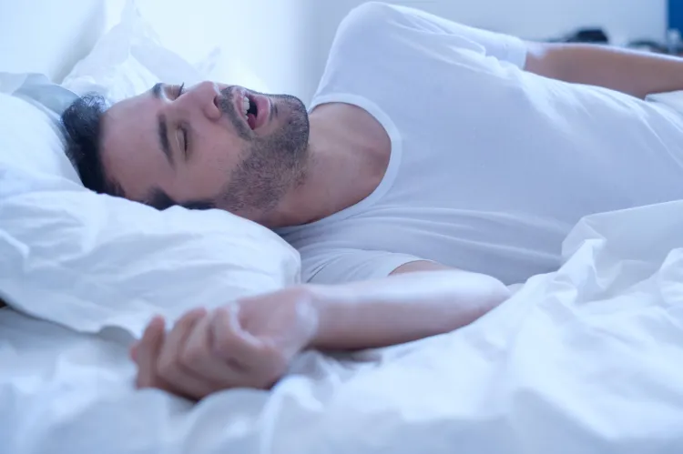 "Zespół bezdechu sennego to stosunkowo częste schorzenie, które polega na zapadaniu się mięśniówki podczas snu, co z kolei doprowadza do blokady górnych dróg oddechowych".