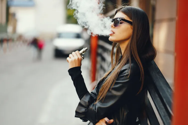 "Polska młodzież jest liderem w paleniu e-papierosów - codziennie sięga po nie prawie 11 proc. nastolatków, a przecież to właśnie nikotyna jest niezwykle szkodliwa dla rozwijającego się mózgu i powoduje liczne uszkodzenia".