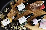 Eliksiry, serumy - brzmi jak czarodziejskie techniki, ale te naturalne koncentraty zadbają o wymagającą skórę w każdym wieku. Na zdjęciu produkty polskich marek, do których twórczynie własnoręcznie włożyły doskonałe składniki.