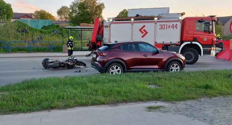 Motocyklista, który na ul. Nowatorów w Gdańsku wjechał pod samochód, mimo prowadzonej reanimacji, zmarł.