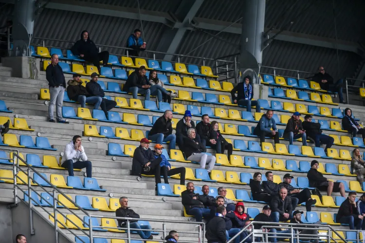 Ostatni mecz Bałtyku Gdynia z Radunią Stężyca na Narodowym Stadionie Rugby obejrzało niespełna 300 kibiców. W kolejnych meczach może być ich jeszcze więcej, gdyż limit wynosi 625 miejsc.
