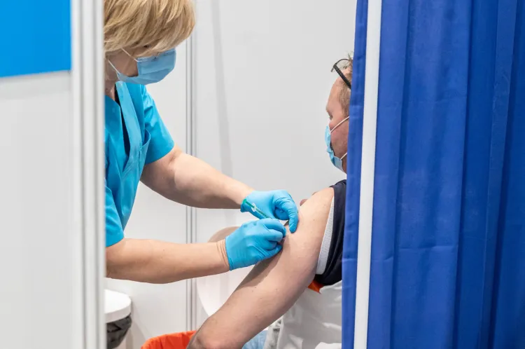 Centrum szczepień masowych w hali GUMed tymczasowo wstrzymał szczepienia pierwszą dawką.