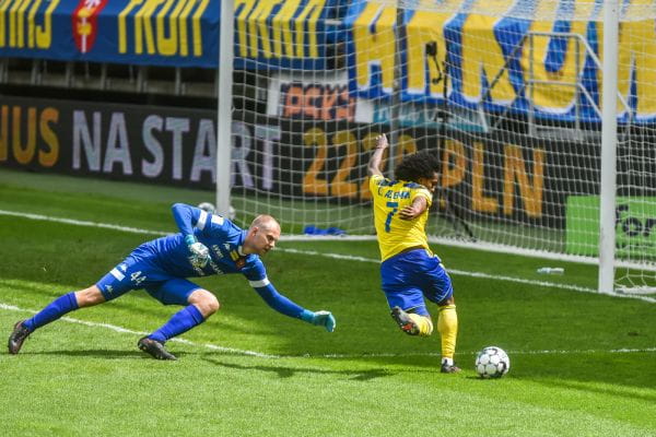 Christian Aleman w najlepszej okazji dla Arki Gdynia w drugiej połowie na strzelenie gola.