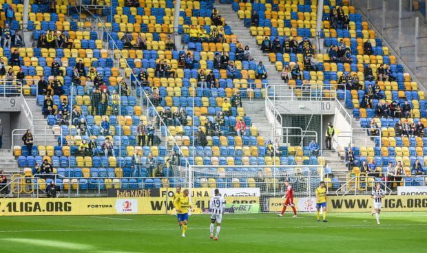 Arka Gdynia w sezonie 2020/21 w Fortuna I liga w meczach domowych lepiej punktuje i strzela więcej bramek, gdy ma wsparcie kibiców niż wówczas, gdy gra przy pustych trybunach. 