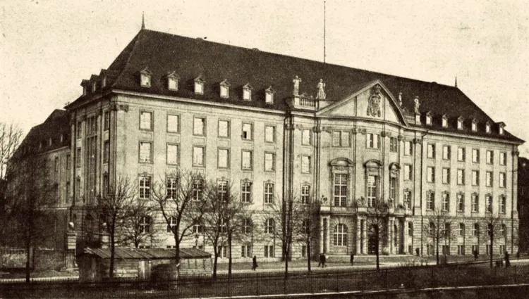 Siedziba Dyrekcji Kolei Państwowych w Gdańsku na zdjęciu z 1921 r.
