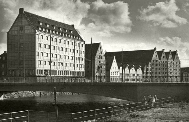 Spichlerz Błękitny Baranek (drugi budynek od lewej strony) na archiwalnym zdjęciu z lat 60. XX wieku. 