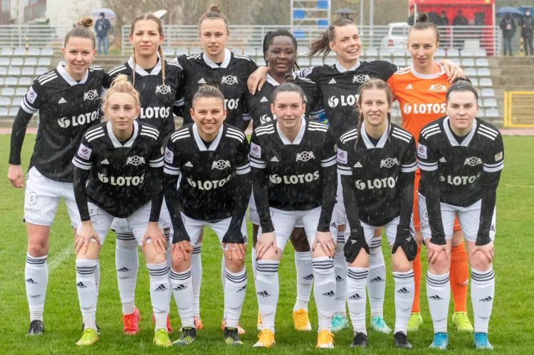 W sobotę piłkarki AP Lotos Gdańsk zakończą debiutancki sezon w Ekstralidze. W kolejnych chcą mierzyć wyżej niż utrzymanie i wziąć przykład z innych kobiecych zespołów w Trójmieście, które co roku walczą o medale.