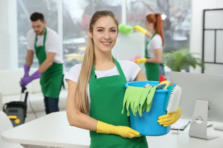 Jeśli nie potrzebujemy regularnego sprzątania, można okazjonalnie zdecydować się na samo mycie okien lub czyszczenie kostki brukowej przed domem. 