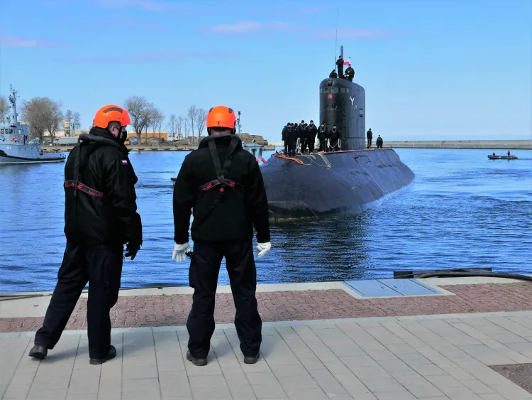 ORP Orzeł tuż przed zacumowaniem przy Nabrzeżu Pomorskim w Gdyni 27 kwietnia 2021 r. Dwa dni później świętowano 35. rocznicę podniesienia bandery na okręcie.