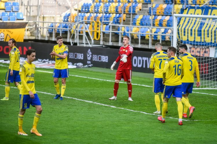 Arka Gdynia gra na "zero z tyłu" od czterech meczów. Spora w tym zasługa bramkarza Daniela Kajzera i obrońców.