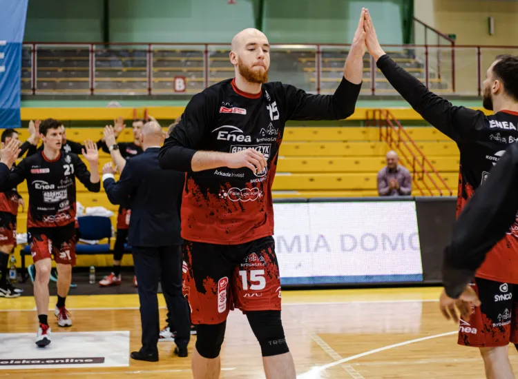 Adrian Bogucki mierzy 215 cm. W poprzednim sezonie Energa Basket Ligi wyższy był tylko Adam Łapeta z Kinga Szczecin mierzący 217 cm.
