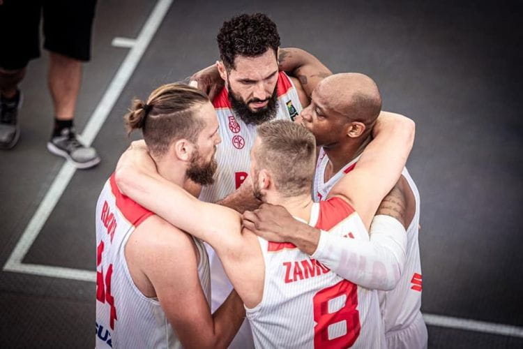 Reprezentacji Polski koszykarzy 3x3 od lewej: Szymon Raduch, Przemysław Zamojski, Michael Hicks i Paweł Pawłowski (u góry).