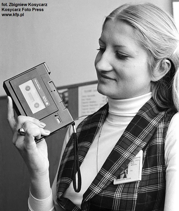 Elżbieta Osiek, pracownica Zakładów Mechaniki Precyzyjnej Unitra-Magmor, prezentuje nowy produkt, dyktafon pod nazwą Notes B-133. Zdjęcie wykonane 21.05.1980 r.