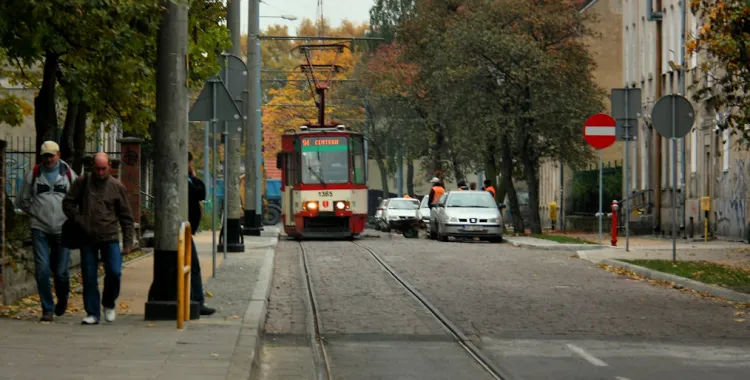Obecnie do Nowego Portu jeździ tylko jedna linia tramwajowa - 94, która wykonuje tzw. małą pętle ulicami: Wolności - Władysława IV - Strajku Dokerów - Góreckiego.