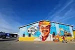 Odnowiony market w Kokoszkach zdobi mural Tusego, gdańskiego street-artowca.