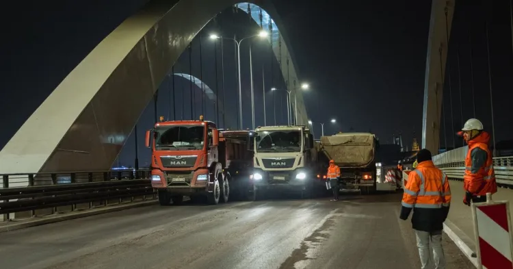 W nocy na wiadukt wjadą samochody ciężarowe o łącznej masie 448 ton. 