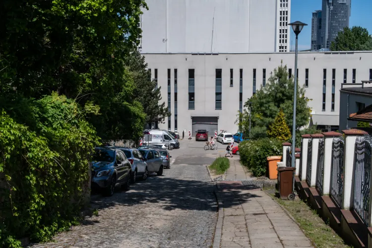 Ulica Kasprowicza w Gdyni to droga prowadząca od Teatru Muzycznego. Mieszkańcy ulicy doczekają się kanalizacji deszczowej, a reszta dzielnicy zyska zabezpieczenie przed opadami.