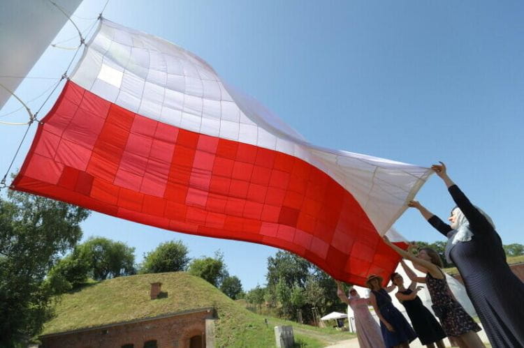 Na Górze Gradowej w Gdańsku znów zawiśnie symboliczna flaga uszyta z setek kawałków materiału przez przedstawicieli różnych grup społecznych.