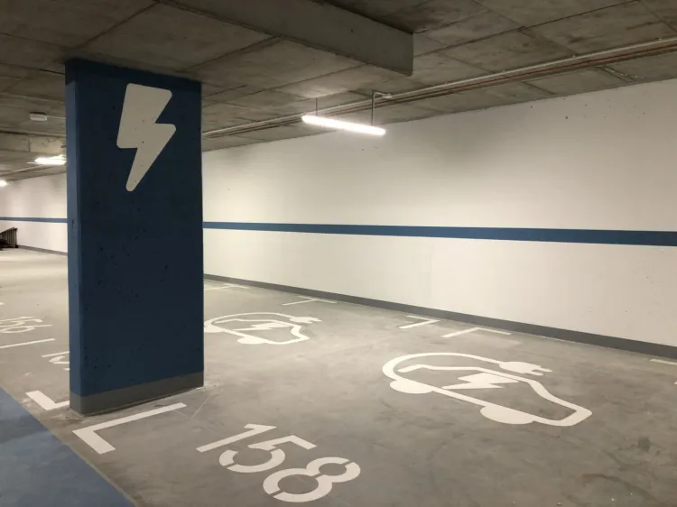 W halach garażowych ogólnodostępne miejsca do ładowania pojazdów elektrycznych obecnie muszą powstawać. Istnieje także możliwość zamontowania licznika energii przy miejscach indywidualnych. 
