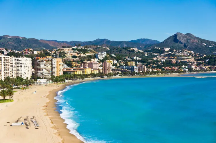 Malaga położona nad Morzem Śródziemnym słynie ze swoich plaż, których ma aż 16. 