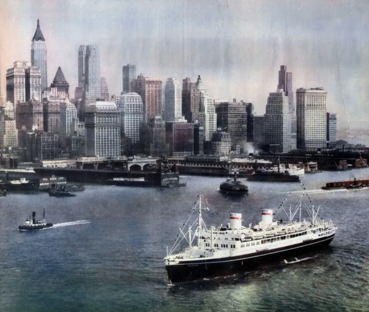 Transatlantyk Batory w porcie w Nowym Jorku. Zdjęcie wykonano w połowie lat 30. ubiegłego wieku.