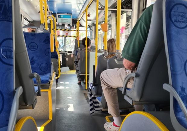 W gdyńskich autobusach zdjęto oznaczenia z foteli, które zakazywały korzystania z połowy miejsc siedzących. Nadal jednak nie można zbliżać się do kierowcy. 