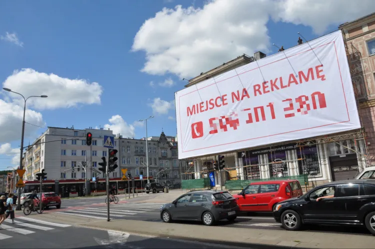 Od takich widoków w Gdańsku zdążyliśmy się już odzwyczaić. Jak się okazuje, reklama tego typu jest zgodna z uchwałą krajobrazową.