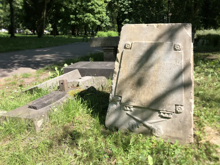 Nagrobek Heinricha von Kampena został złożony w widocznym na zdjęciu lapidarium, które znajduje się w parku obok gmachu głównego Politechniki Gdańskiej. To miejsce składowania reliktów zlikwidowanych po wojnie cmentarzy.