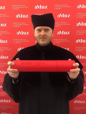 - Na kierunku dyrygentura chóralna zamierzałem jedynie trochę czasu "przeczekać". Tymczasem to właśnie z dyrygowania zrobiłem doktorat, który odebrałem kilka tygodni temu - opowiada dr Tomasz Chyła. Na zdj. podczas promocji doktorskiej w swojej macierzystej uczelni - Akademii Muzycznej w Gdańsku. 