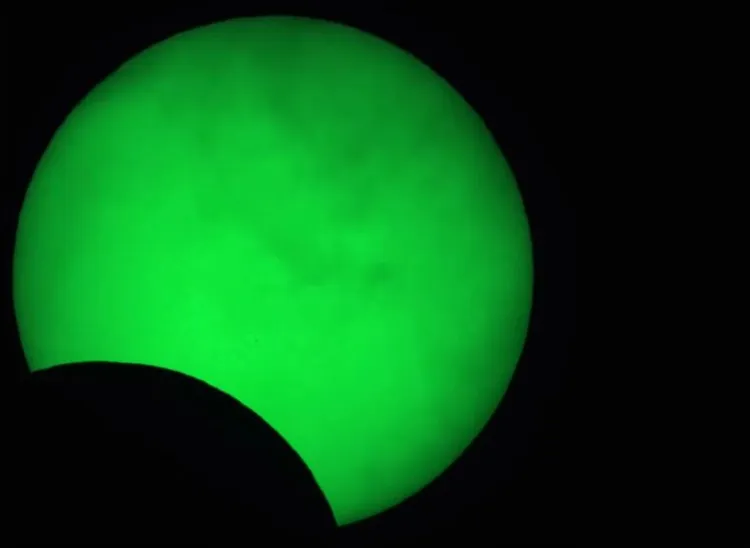 Zaćmienie Słońca widziane przez teleskop astronomiczny, zaprezentowane podczas relacji przygotowanej przez Hevelianum. Ujęcie z godziny 12:50.