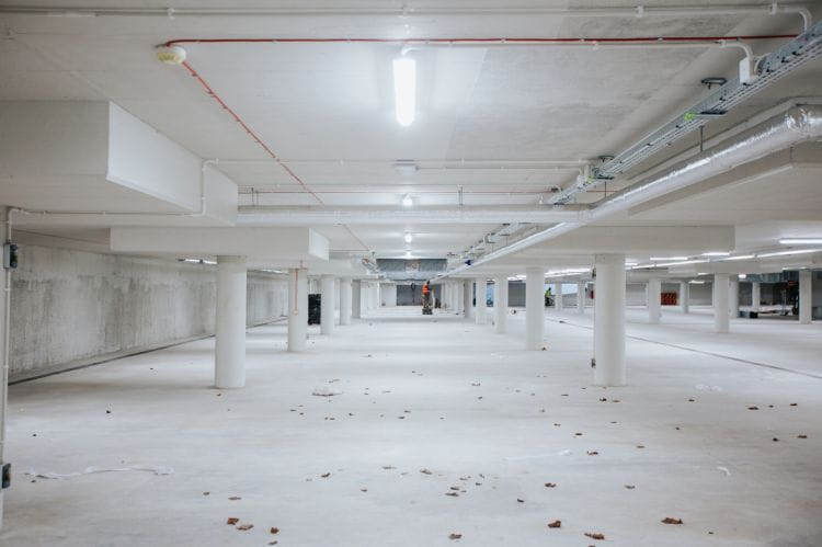 W podziemnym parkingu pod pl. Dworcowym w Chyloni trwają prace wykończeniowe.
