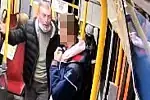 Policja szuka tego mężczyzny w związku z pobiciem, do którego doszło w jednym z gdańskich tramwajów.