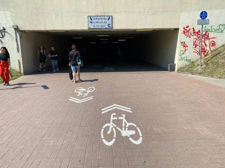 Nowe znaki mają zapewnić w tunelu bezpieczeństwo pieszym i rowerzystom.