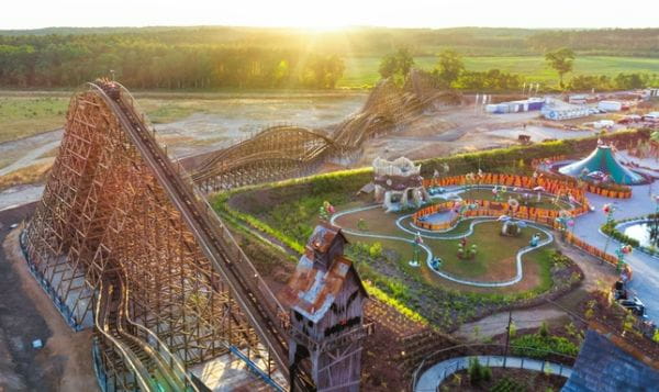 Największą atrakcją pierwszego w Polsce parku Majaland w Kownatach belgijskiej marki Plopsa jest drewniana kolejka górska o długości toru wynoszącym 618 metrów.
