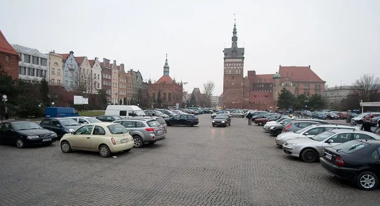 Targ Węglowy w Gdańsku zazwyczaj pełny jest samochodów.